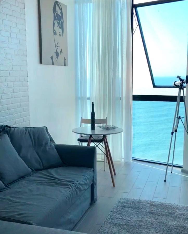 Апартаменты - Первая Линия! Batumi Bagian luar foto