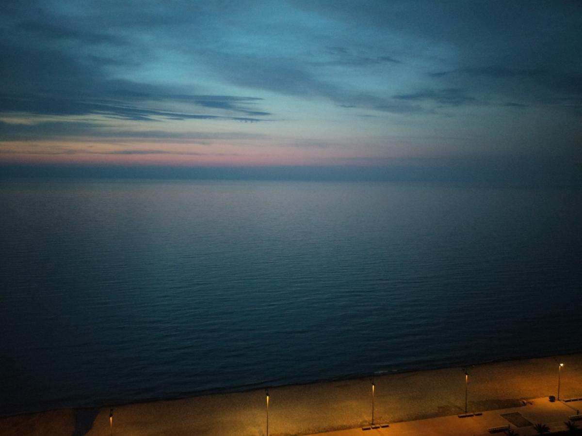 Апартаменты - Первая Линия! Batumi Bagian luar foto